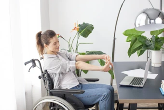 パソコンを使う車椅子の女性