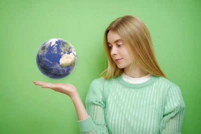 地球を見つめる外国人女性