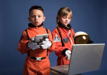 宇宙服を着た子供たち