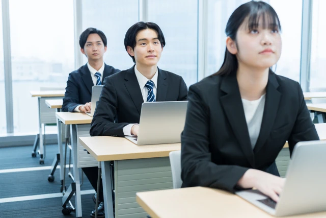 参考書を手に学習する女性