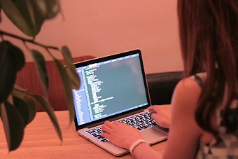 ノートパソコンでWEBサイトを作成する女性