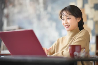 パソコンの前で微笑む女性