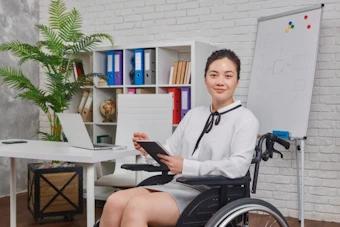 パソコンを扱う車椅子の女性
