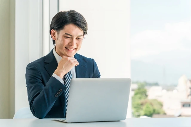 パソコンを操作する男性