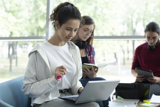 パソコンを使用する女性