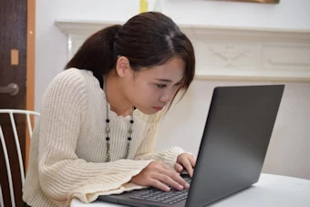 パソコンを使用する女性
