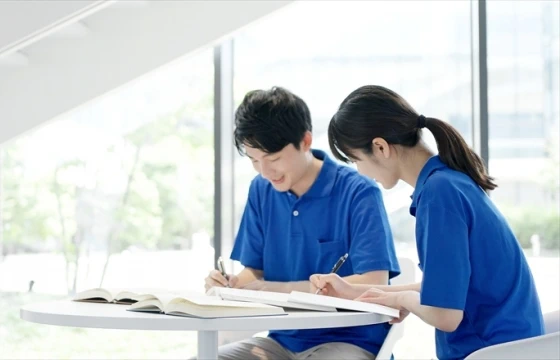 ２人で受験勉強する医療関係者