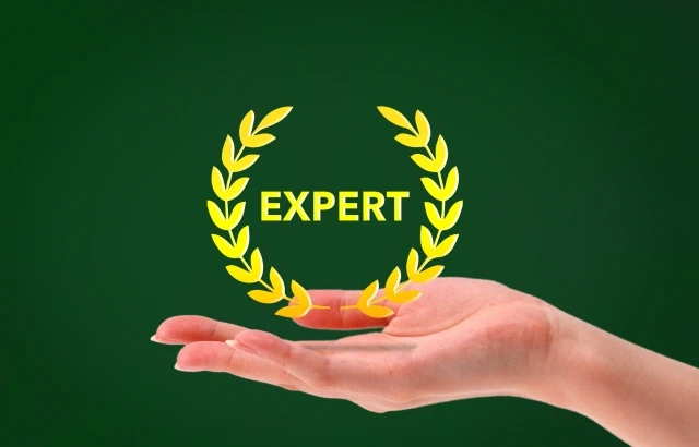 月桂冠とEXPERTの文字を支える手