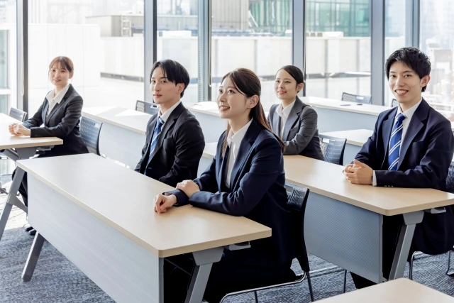 研修を受ける男女
