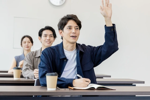 研修を受ける男女