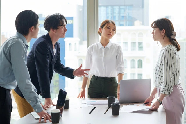 真剣な表情で討議する男女