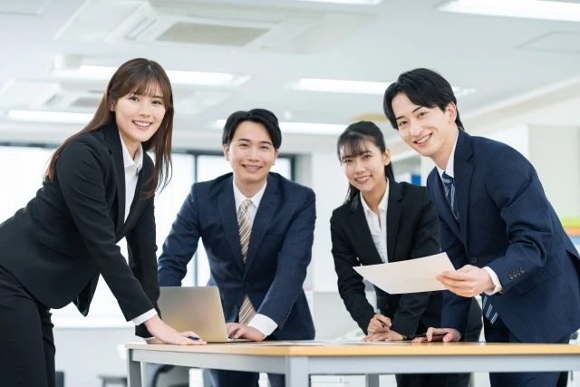 打ち合わせをする男女