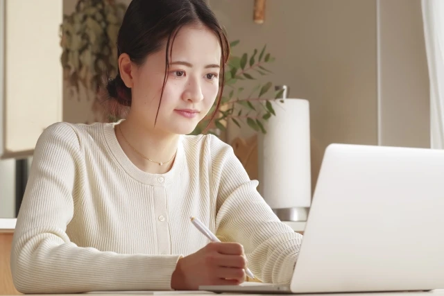 パソコンに向かう女性