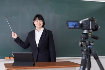 動画の講義を撮影する女性