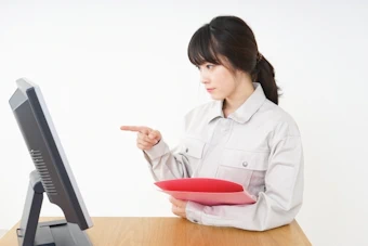 パソコンをチェックする女性