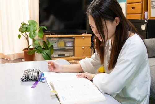 学習する女性