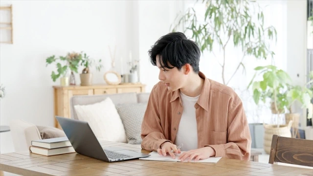 パソコンを見る男性