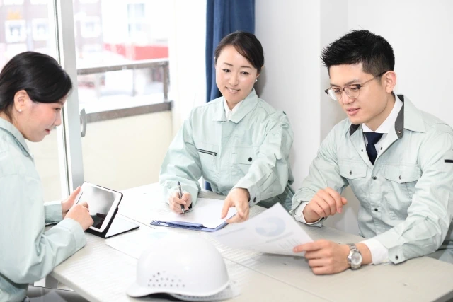 打ち合わせをする男女