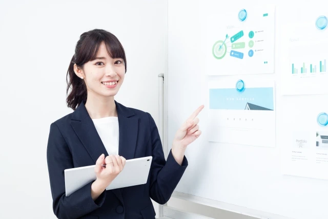 レクチャーをする女性