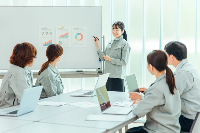 説明する女性