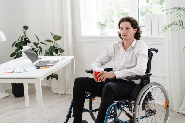 車いすの男性