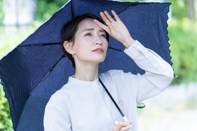 日傘をさす女性