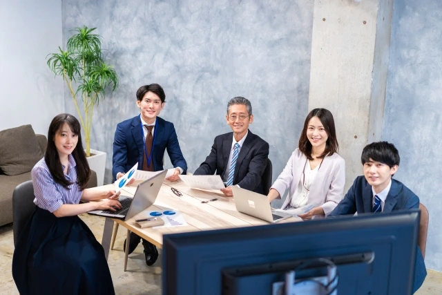 協議を行う男女