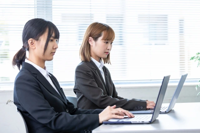パソコンで学習する女性