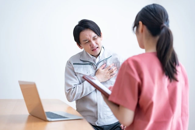 健康診断を受ける男性従業員