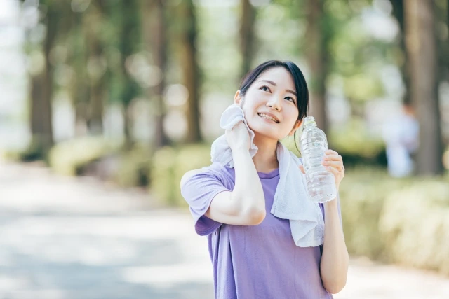 炎天下で汗をかく女性