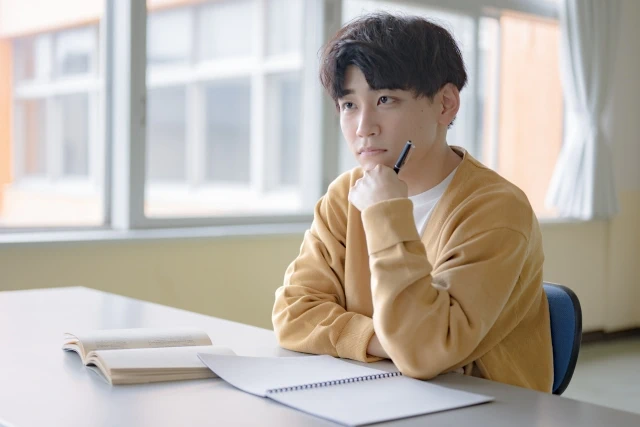 学習する男性