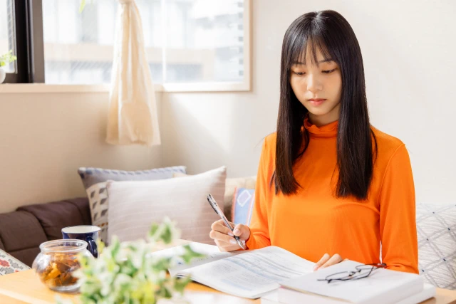 学習する女性