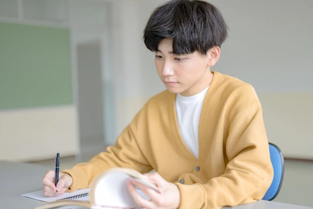 学習する男性