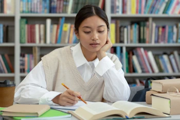 学習する女性