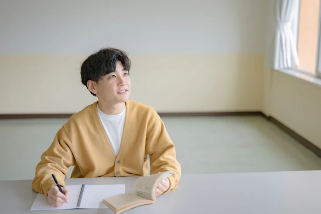 学習する男性