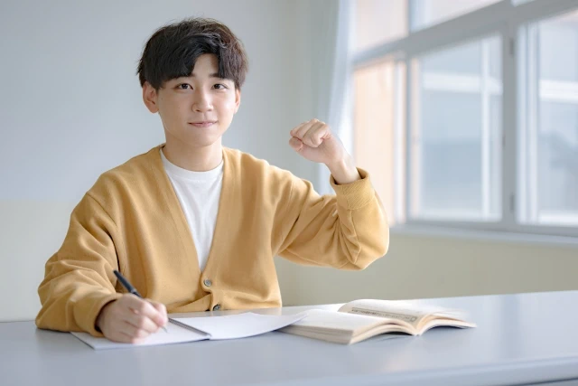 学習する男性