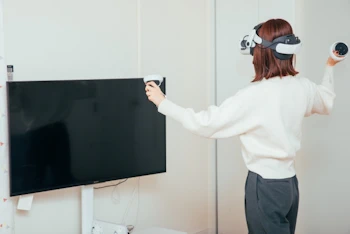 ＶＲのコントローラを持つ女性