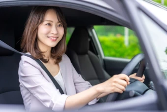 自動車を運転する女性