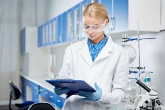 化学物質を扱う女性科学者