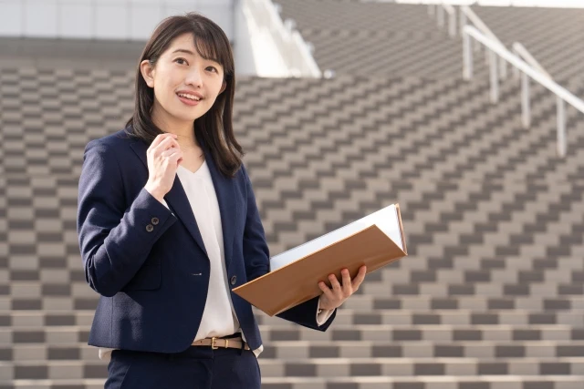 書籍を読む女性