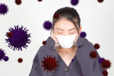ウイルスとマスクをする女性
