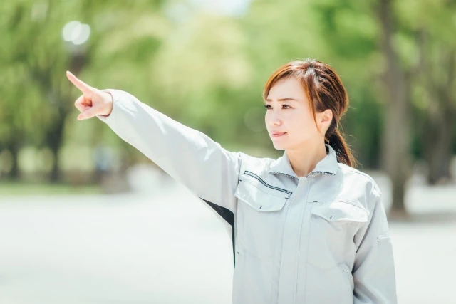 指差呼称する女性