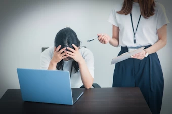 職場で悩む女性と同僚
